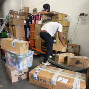 Home kiachecos cargo service employee working
